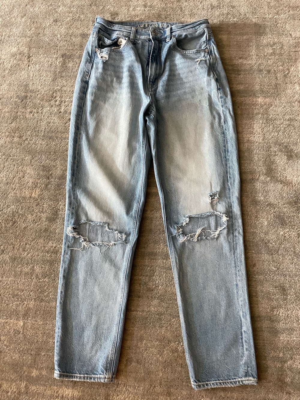 American Eagle Mom Jean Size 6 Long Light Wash Ripped Knee